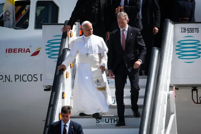 Falla de avión altera regreso del papa