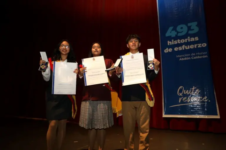 Quito reconoce a 493 abanderados por excelencia