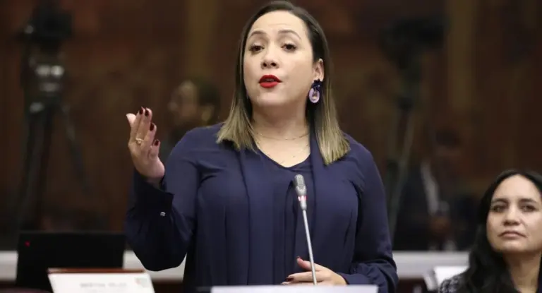 Ana María Raffo denuncia persecución tras sanción de nueve días