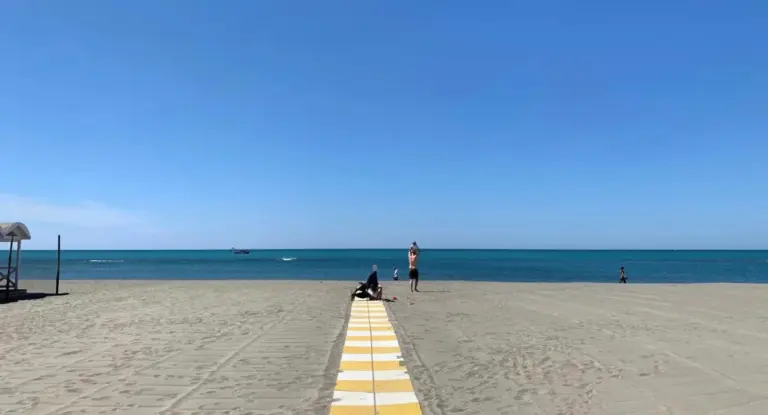 Italia ordena licitación de playas privadas