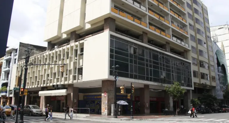 Noboa limita accesos en condominios por deudas de alícuotas