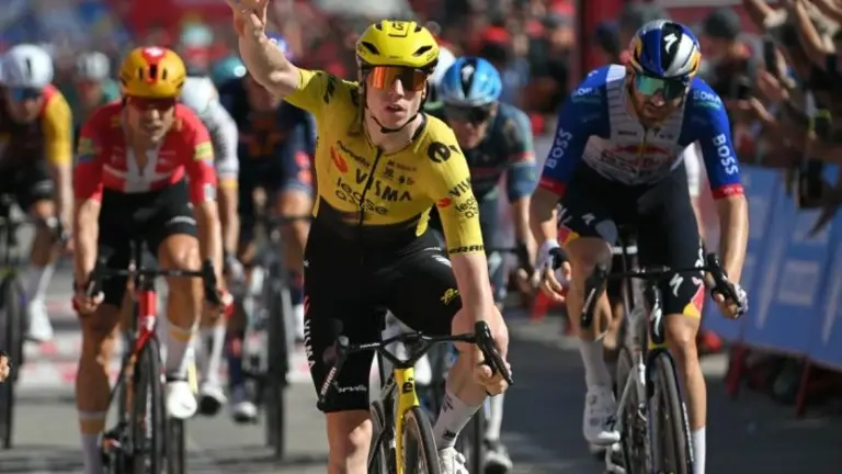 Brennan gana en Palos y afianza su dominio sprint