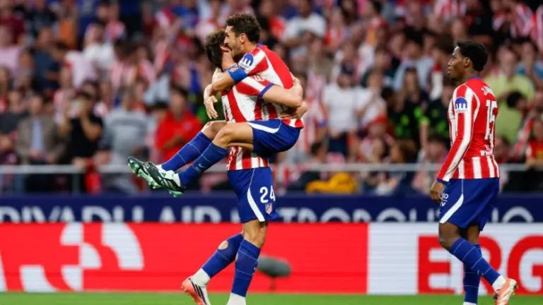 Atlético golea 4-0 a Osasuna y presiona al Real Madrid