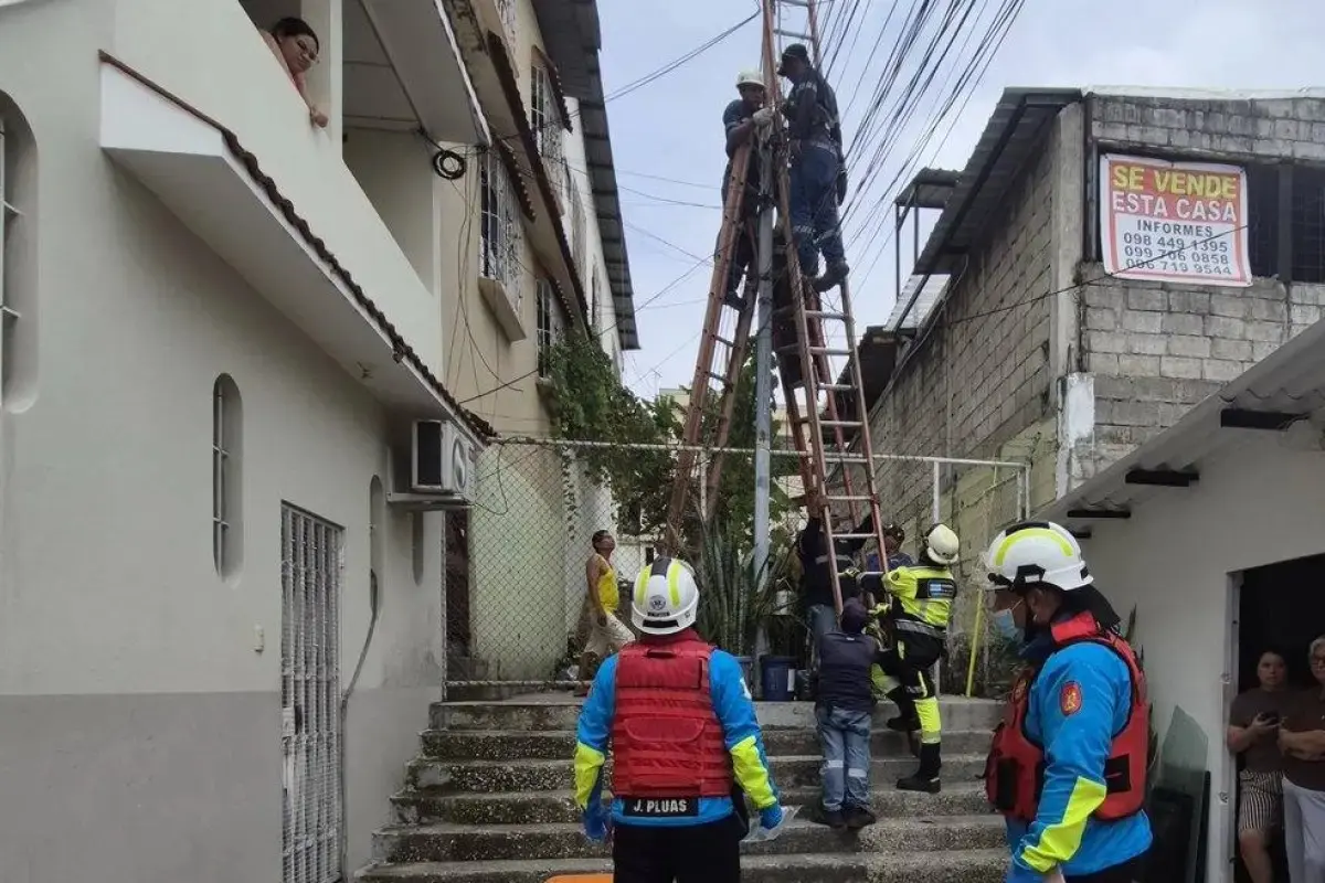Trabajador recibe descarga eléctrica en Sauces 9 y cae servicio- Últimas noticias Ecuador