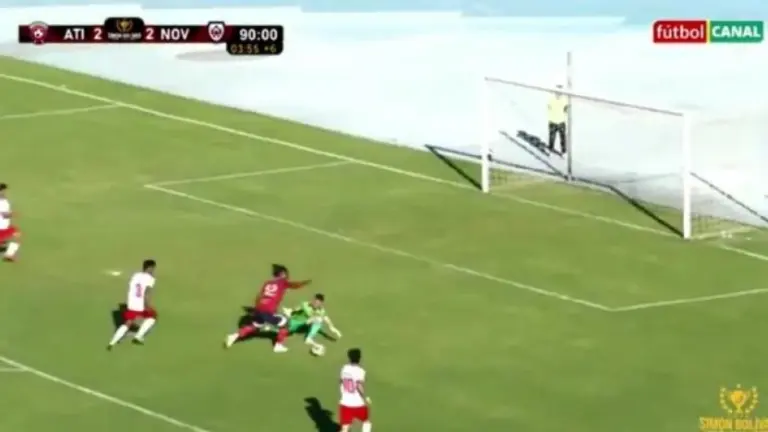 Bolivia suspende a árbitro por penal fantasma que definió un partido