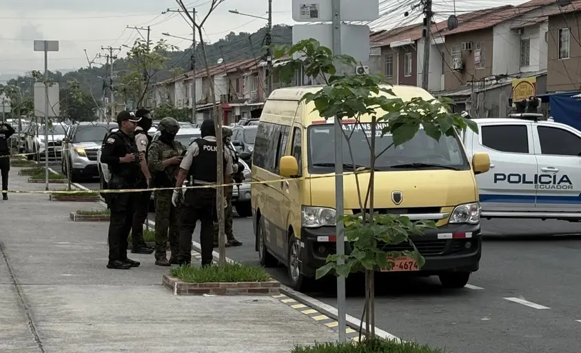 Matan a mujer dentro de expreso frente a escuela en Guayaquil- Últimas noticias Ecuador
