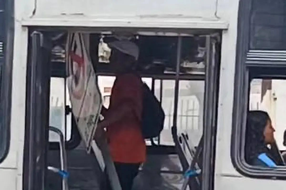 Hombre sube a un bus de Guayaquil cargando una señal de tránsito- Últimas noticias Ecuador